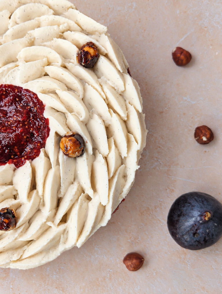 Détail de l’entremets figue noisette aux noisettes caramélisées